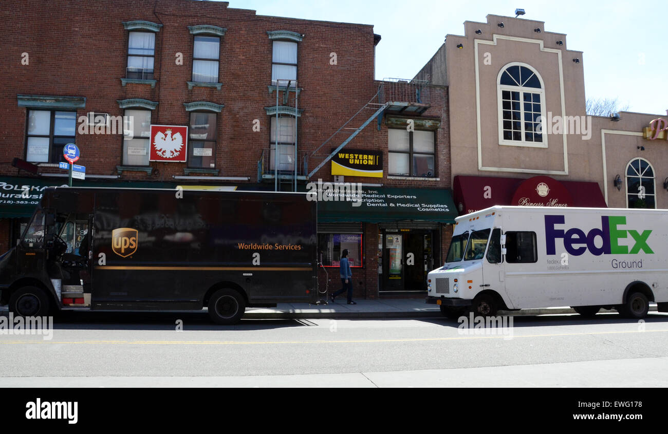 Fed Ex v UPS van Brooklyn New York Stati Uniti d'America Foto Stock