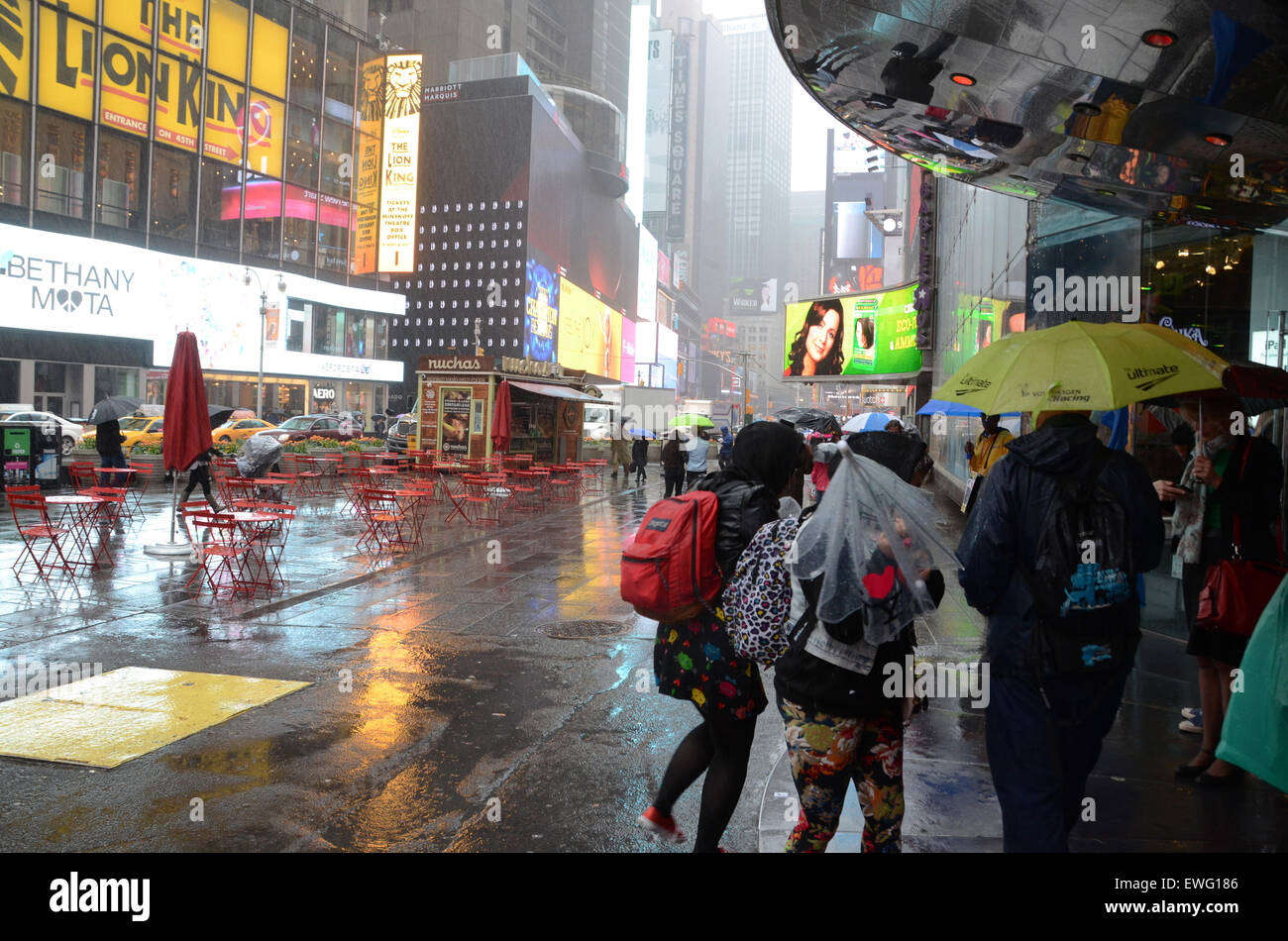 Times square pioggia ombrelli new york stormy usa america Foto Stock