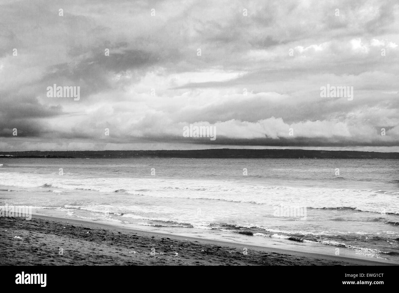 Ocean litorale in bianco e nero e il bianco delle nuvole Cumulus litorale di sabbia acqua di marea beach in bianco e nero monocromatico outdoor ocean shore onde sky Foto Stock