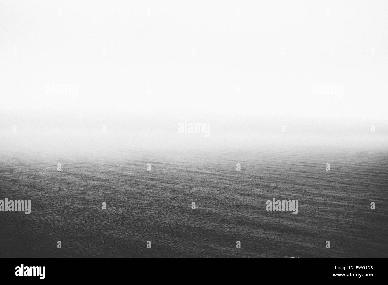 Aperto Oceano Acqua acqua minimalista in bianco e nero monocromatico di onde oceaniche white Foto Stock