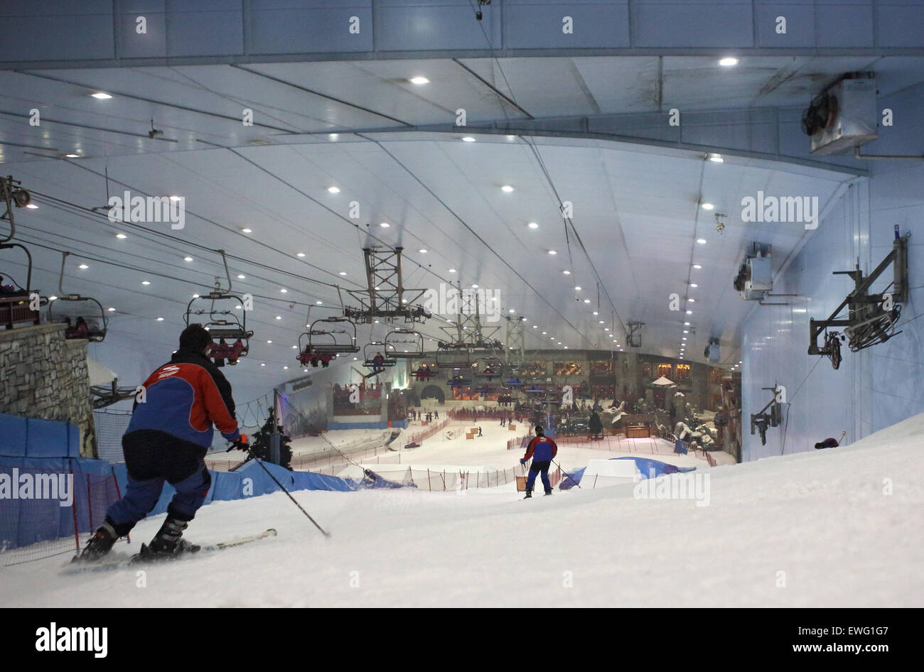 Dubai, Emirati arabi uniti, sciatori in Ski Dubai indoor Foto Stock