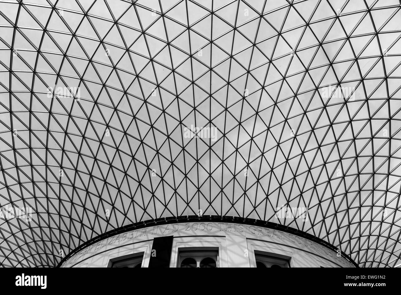 Queen Elizabeth II Grande Corte geometrica architettura grande corte interna del Museo di Londra Queen Elizabeth II Grande Corte triangoli design in bianco e nero monocromatico Foto Stock