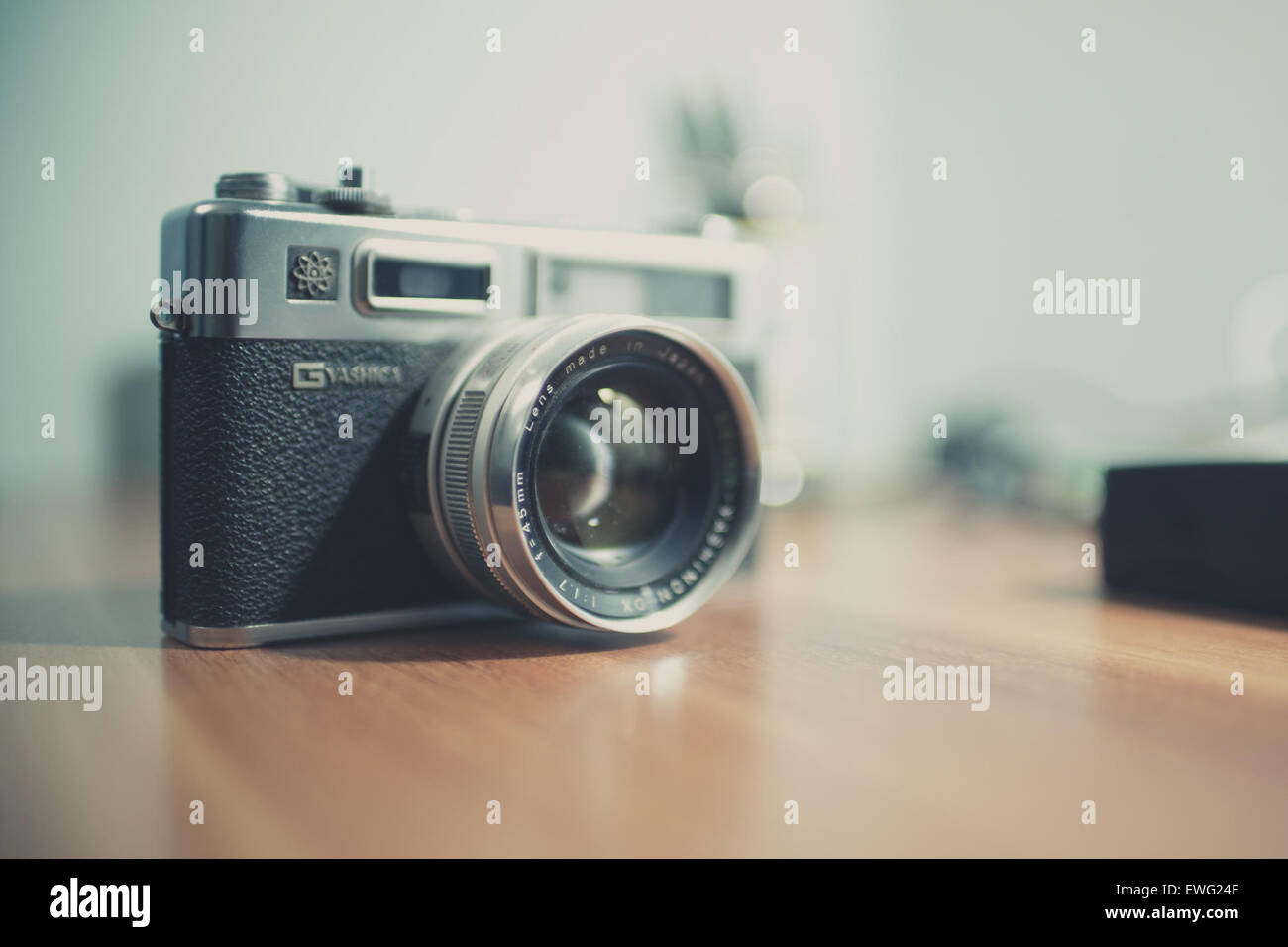 Yashica fotocamera con obiettivo Desktop Indoor attrezzature fotografiche piano portapaziente Yashica lente della fotocamera fotografia Foto Stock
