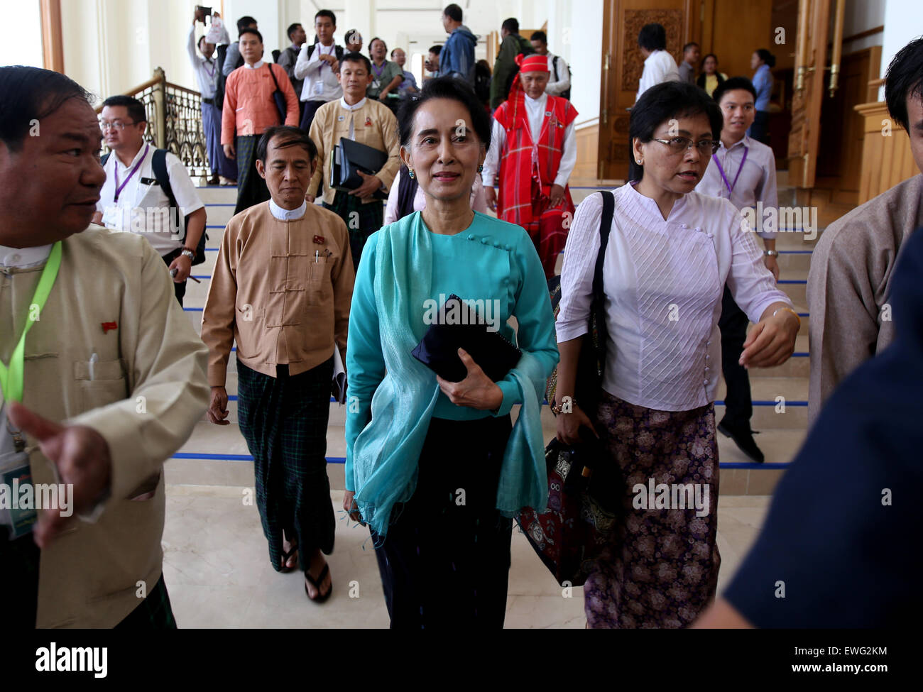 No Gen. Pyi Taw, Myanmar. Il 25 giugno, 2015. Leader del Myanmar la Lega nazionale per la democrazia (NLD) di Aung San Suu Kyi (C) arriva a partecipare alla XII sessione ordinaria dell'Unione Europeo in Nay Gen. Pyi Taw, Myanmar, Giugno 25, 2015. Il Myanmar è il Parlamento giovedì il veto tutte e sei le sezioni dell'Amendment Bill ma uno dopo tre giorni di dibattito. Credito: U Aung/Xinhua/Alamy Live News Foto Stock