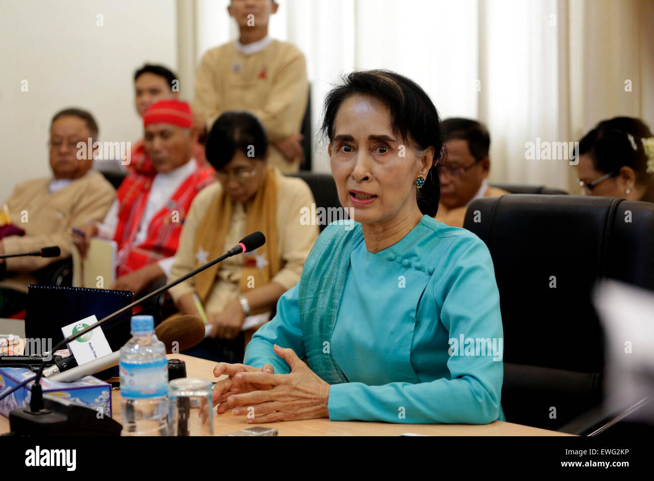 No Gen. Pyi Taw, Myanmar. Il 25 giugno, 2015. Leader del Myanmar la Lega nazionale per la democrazia (NLD) di Aung San Suu Kyi (anteriore) parla di media dopo aver partecipato al XII sessione ordinaria dell'Unione Europeo in Nay Gen. Pyi Taw, Myanmar, Giugno 25, 2015. Il Myanmar è il Parlamento giovedì il veto tutte e sei le sezioni dell'Amendment Bill ma uno dopo tre giorni di dibattito. Credito: U Aung/Xinhua/Alamy Live News Foto Stock