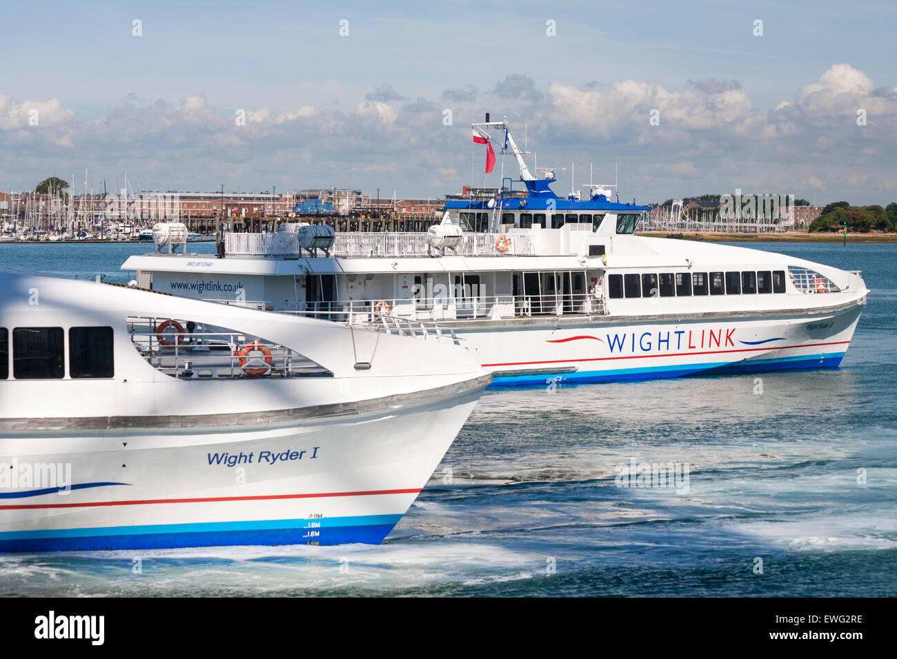 Wightlink traghetti catamarani a Portsmouth Harbour per i passeggeri a piedi che viaggiano tra Portsmouth e Ryde Pier Head Isle of Wight, Regno Unito Foto Stock