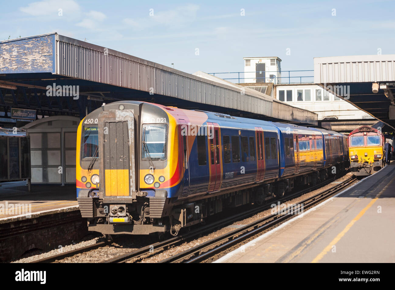 Il treno sud-ovest per Portsmouth si fermò a Southampton Central Station, Southampton, Hampshire UK a giugno Foto Stock