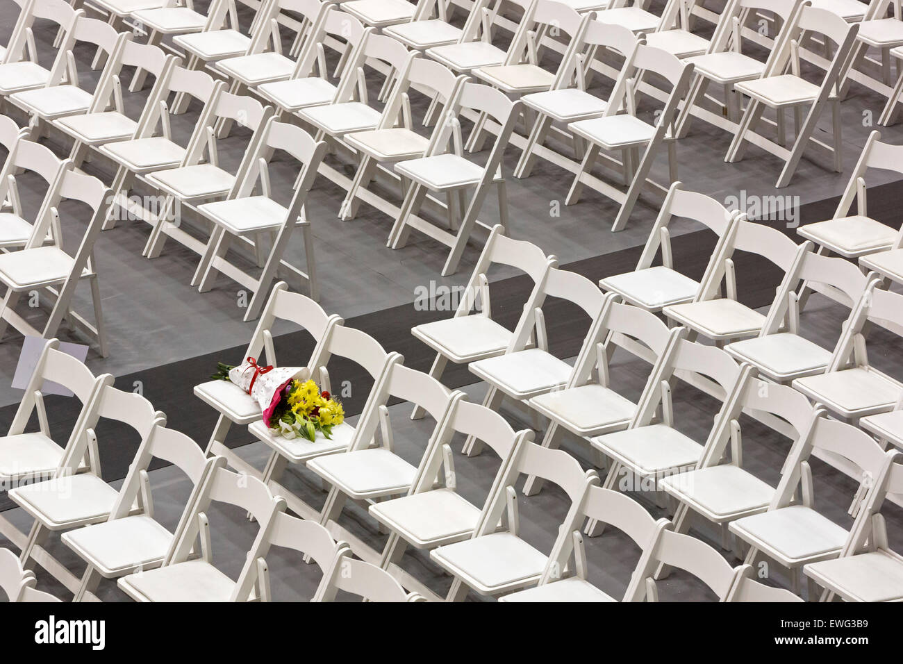 Detroit, Michigan - un mazzo di fiori si appoggia su una sedia davanti a una cerimonia di laurea presso la University of Detroit misericordia. Foto Stock