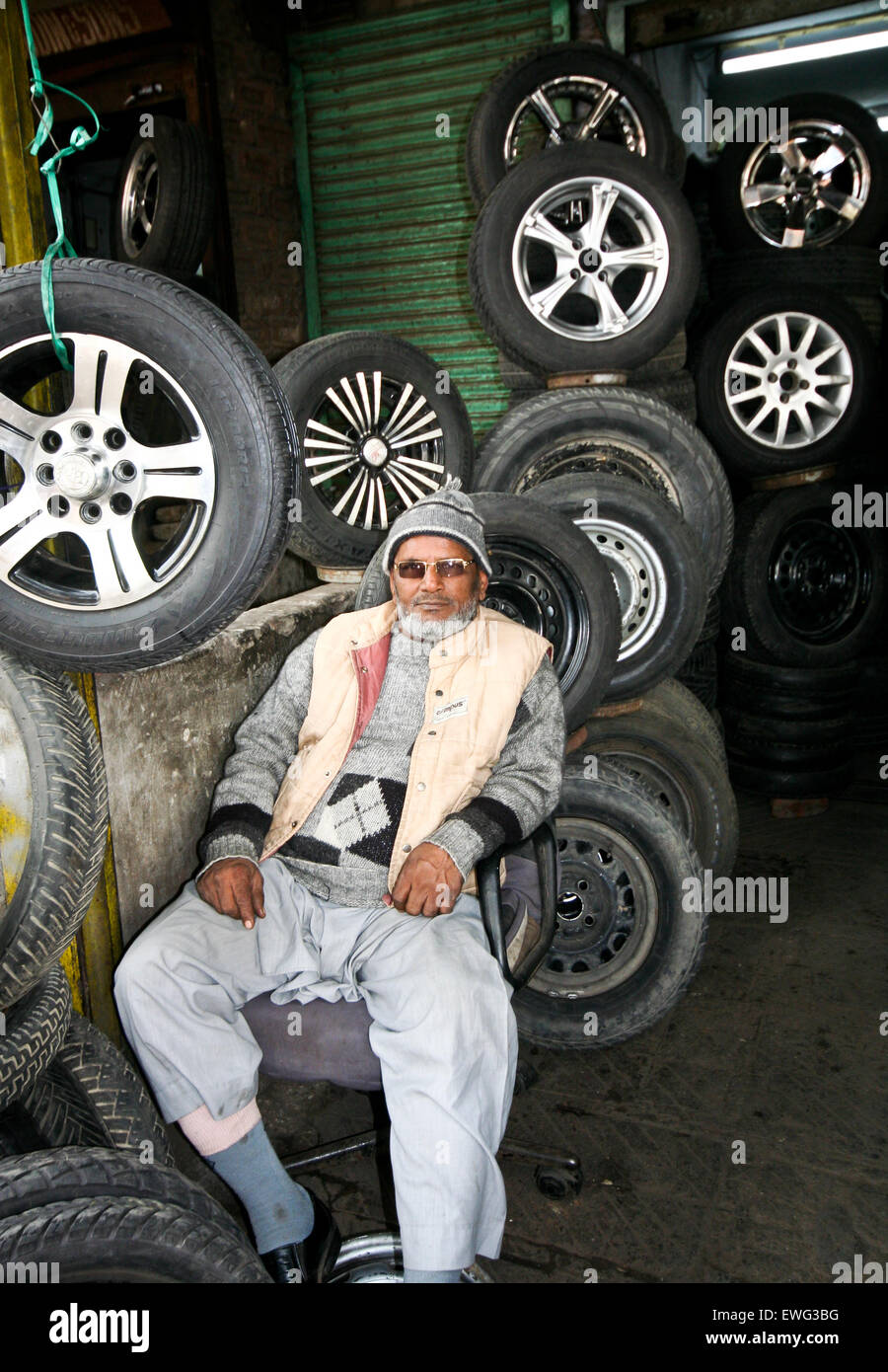 Venditore di pneumatici nella Vecchia Delhi, India Foto Stock