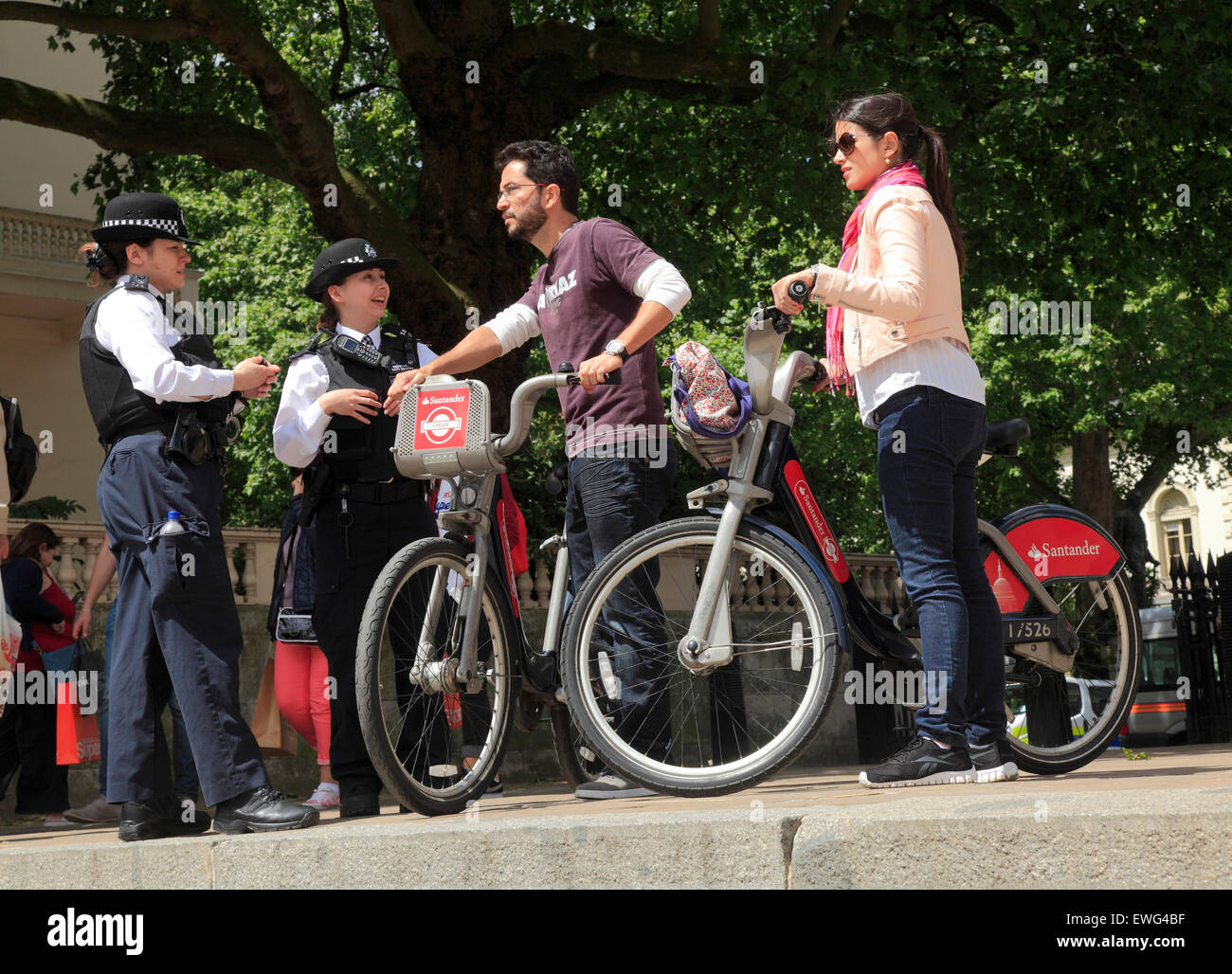 Due donne di polizia dare qualche aiuto per i turisti a Londra Foto Stock