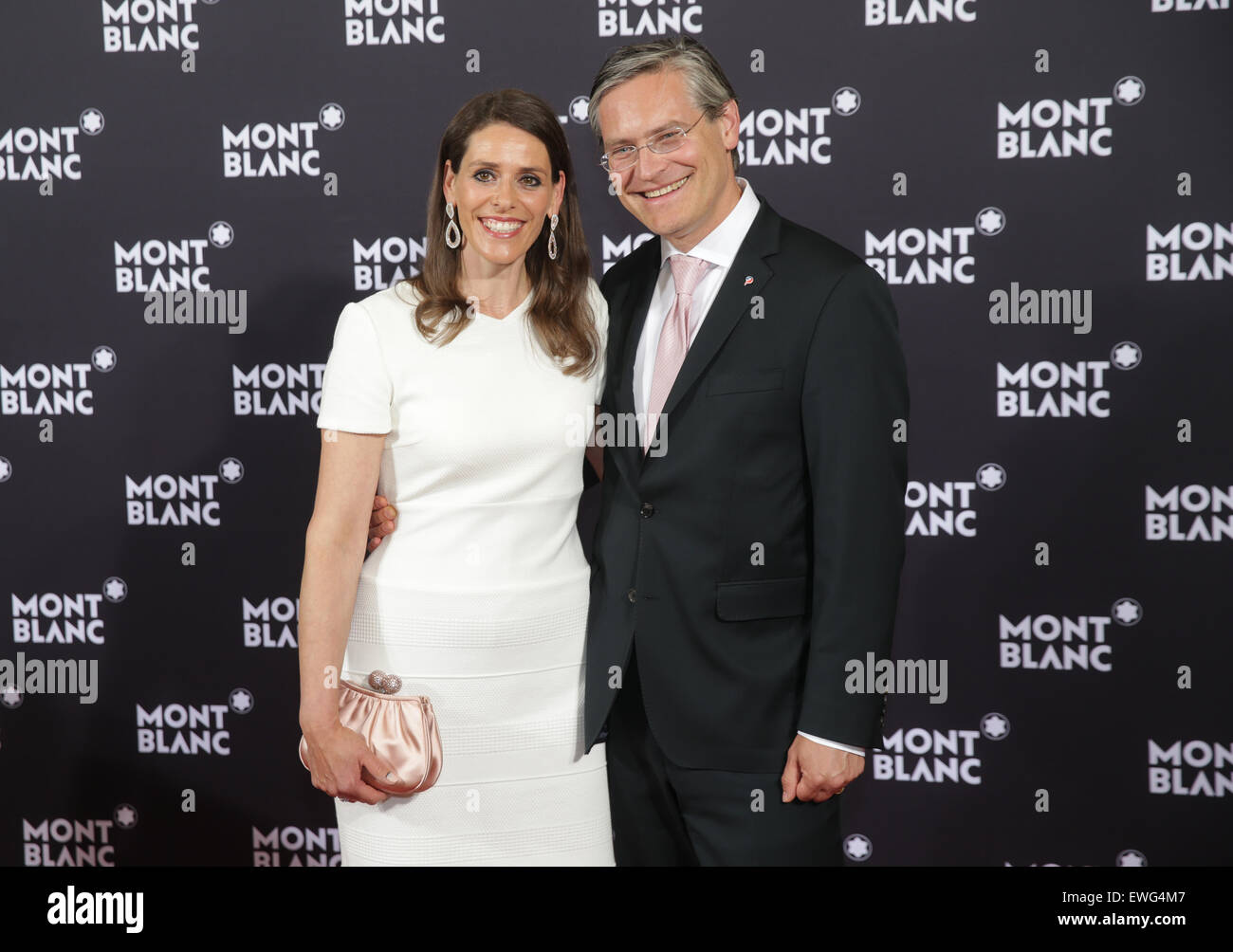 Dorit e Alexander Otto pongono come essi arrivano sul tappeto rosso del Montblanc de la Culture Arts Patronage Award ad Amburgo, Germania, 24 giugno 2015. La coppia sarà onorato con il premio. Foto: Axel HEIMKEN/dpa Foto Stock