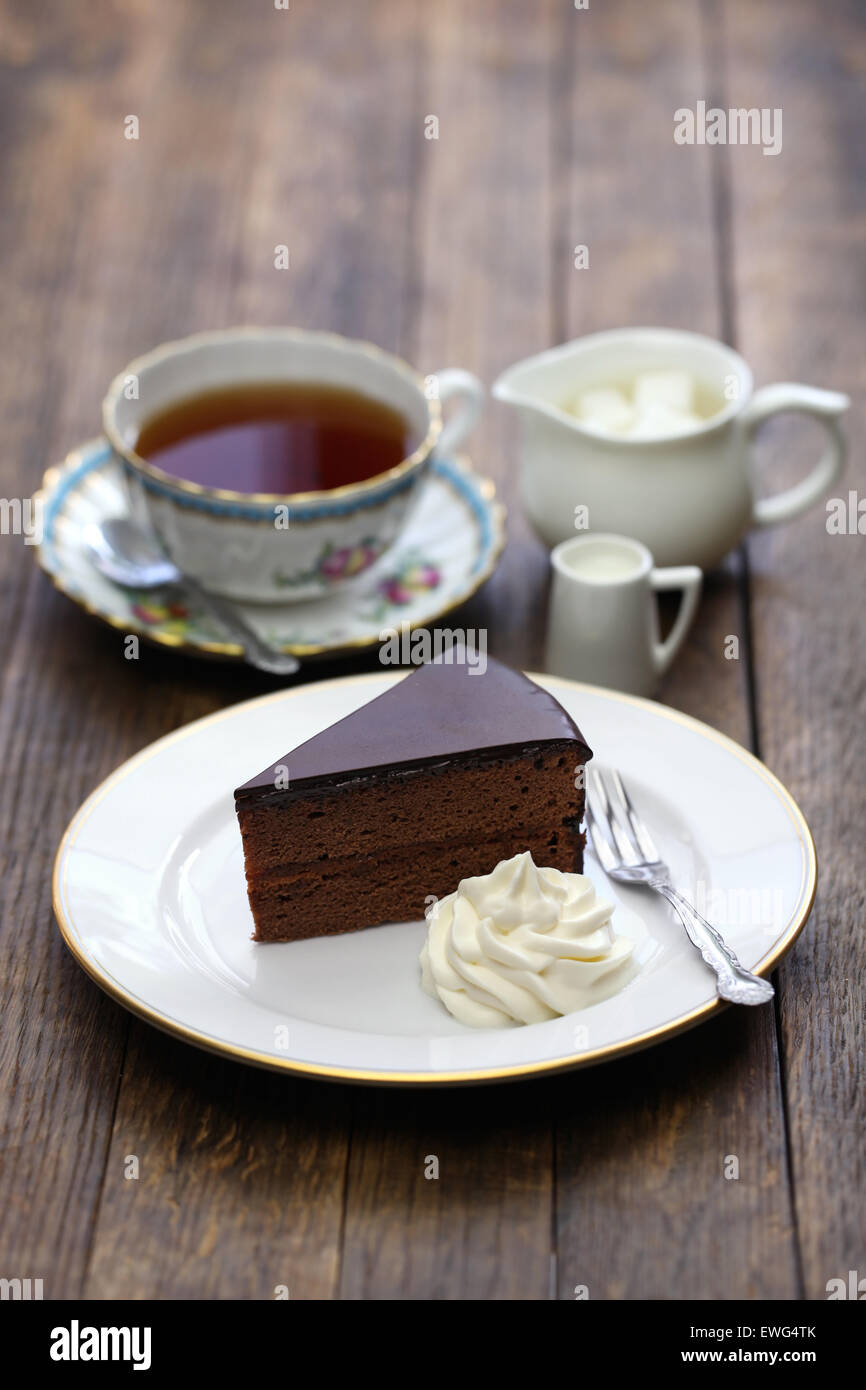 In casa sachertorte, austriaca torta al cioccolato e tè Foto Stock