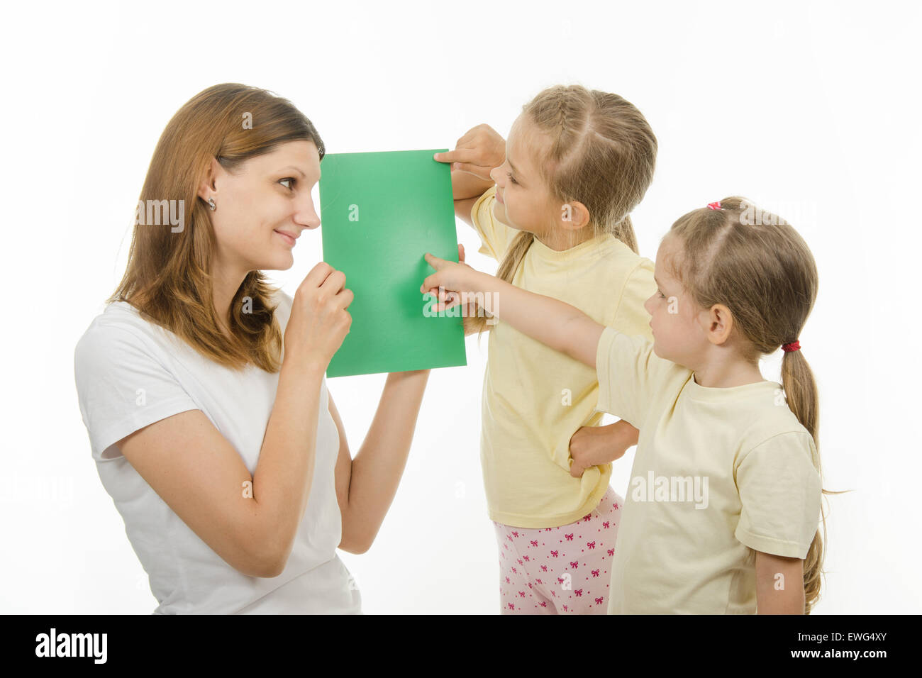 Madre mostra due figlie pianura foto a colori, verificare se essi distinguere i colori Foto Stock