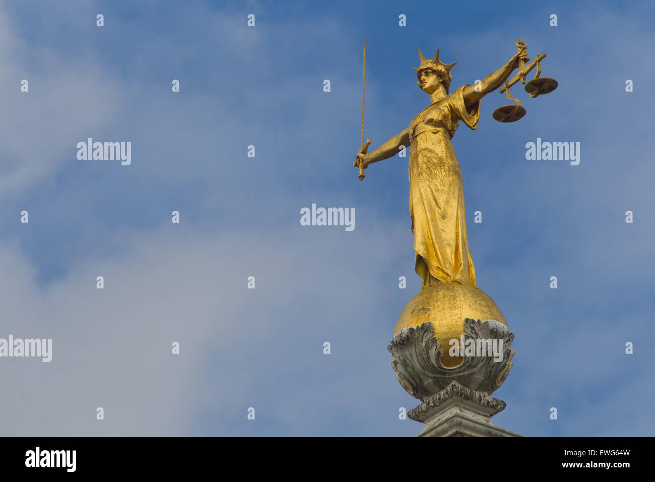 Vista generale GV della Old Bailey che mostra la statua della Madonna di giustizia da parte di British scultore F. W. Pomeroy Foto Stock