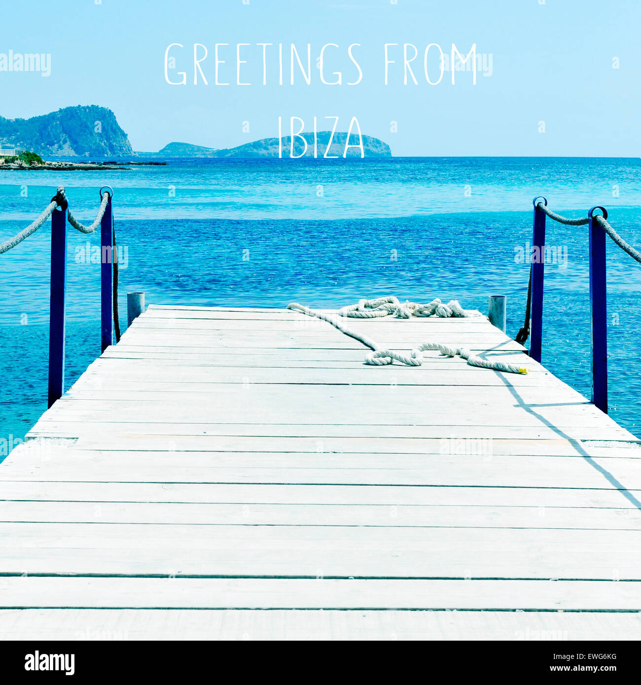 Un vecchio passerella in legno sopra il Mar Mediterraneo nell isola di Ibiza, Spagna, e il testo saluti da Ibiza, con un retro effe Foto Stock