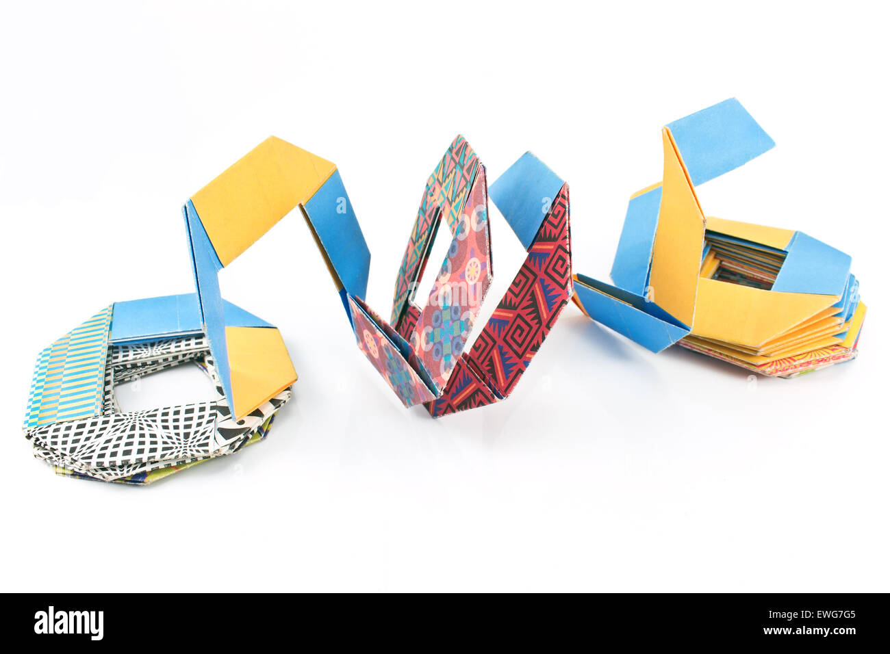 Colorata carta origami forme isolato su bianco Foto Stock