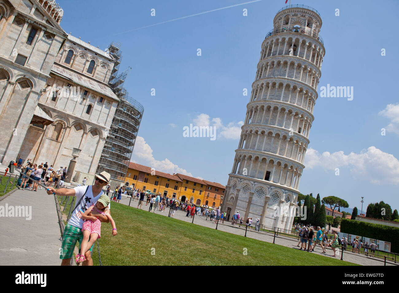 I turisti tenendo selfie torre pendente di Pisa Italia Foto Stock
