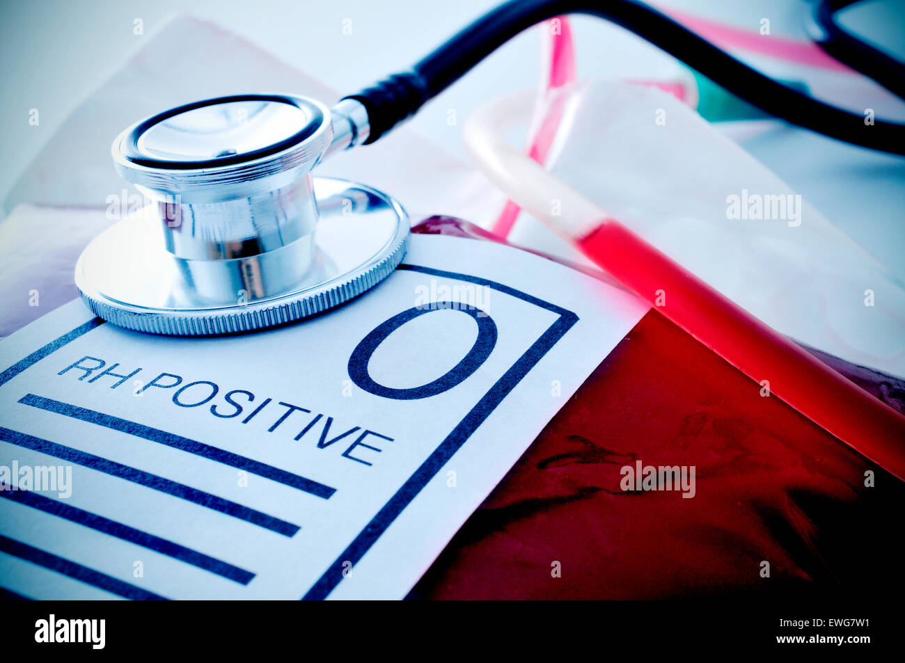 Primo piano di una sacca di sangue con una etichetta con il testo O RH positivo e uno stetoscopio Foto Stock