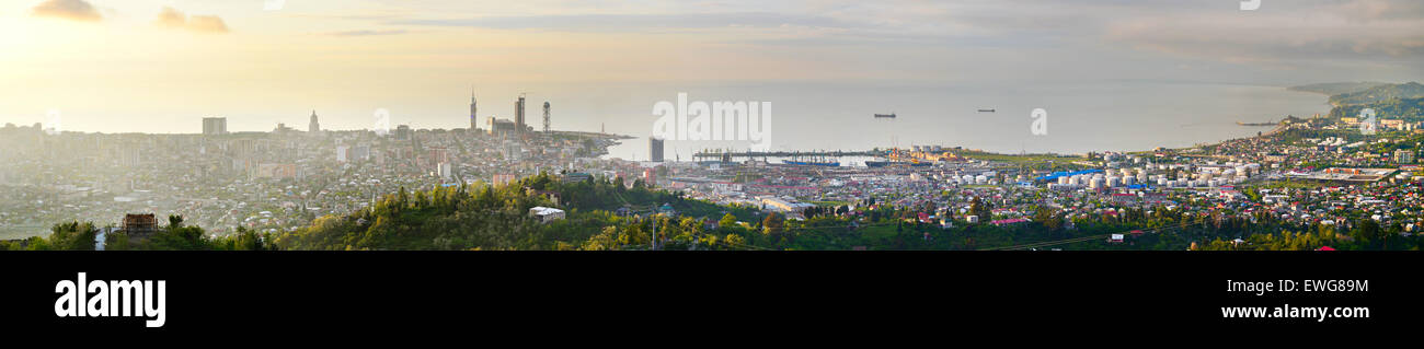 Vista panoramica di Batumi e il suo borgo al tramonto. La Georgia Foto Stock