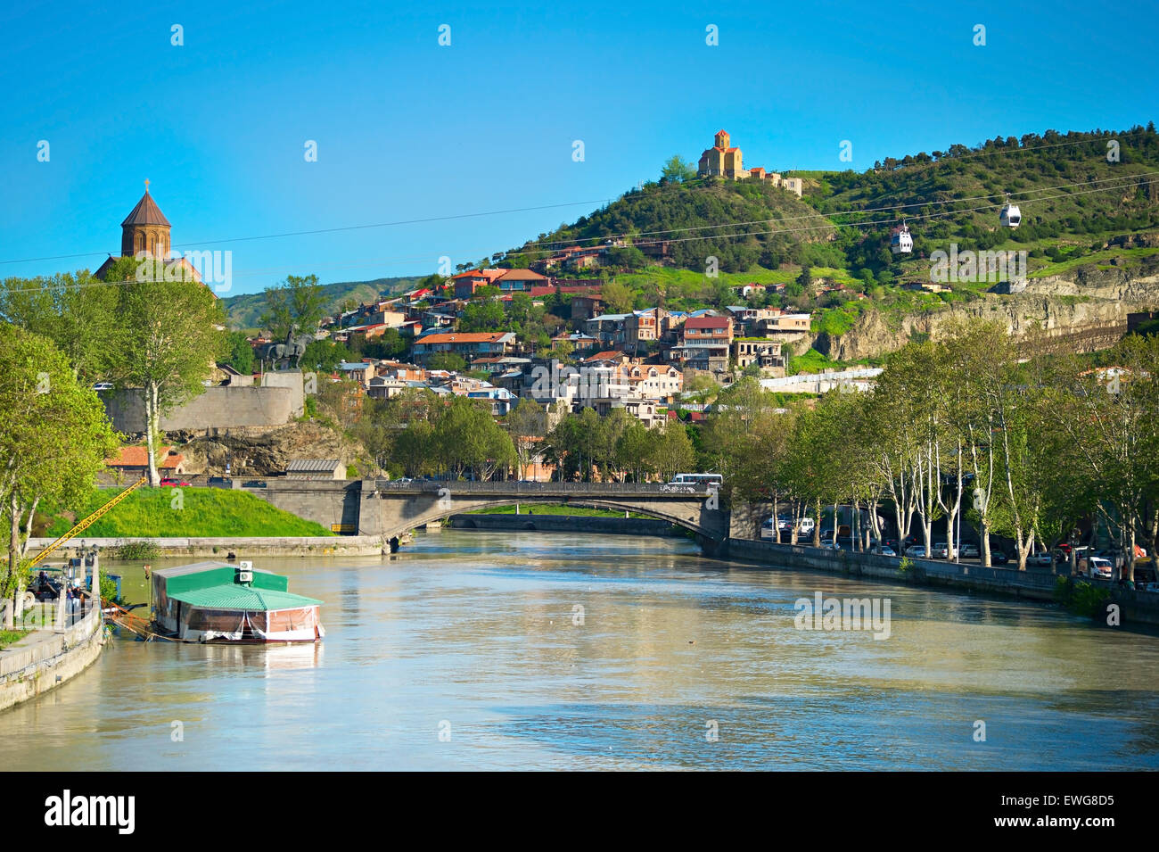 Fiume Kura, Narikala di castello, funicolare e la città vecchia di Tbilisi. La Georgia Foto Stock