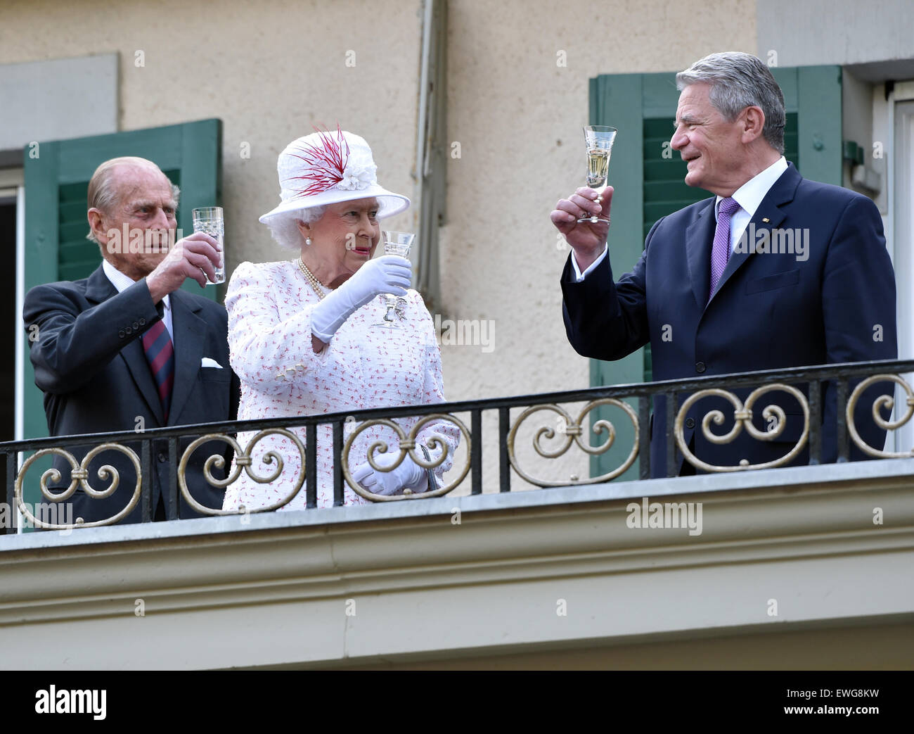 Berlino, Germania. Il 25 giugno, 2015. La Gran Bretagna è la Regina Elisabetta II (C), il marito Principe Pilip (L), e il Presidente tedesco Joachim Gauck (R) sollevare i loro bicchieri per un brindisi sul balcone della residenza dell'Ambasciatore britannico in Germania durante la regina della festa di compleanno di Berlino, Germania, 25 giugno 2015. Il monarca britannico e suo marito sono sulla loro quinta visita di Stato in Germania, dal 23 al 26 giugno. Foto: Jens KALAENE/dpa/Alamy Live News Foto Stock