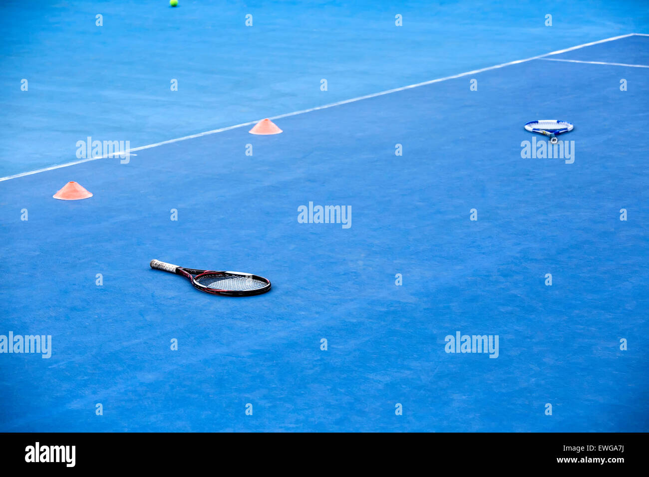 Blue campo da tennis con racket sul terreno Foto Stock