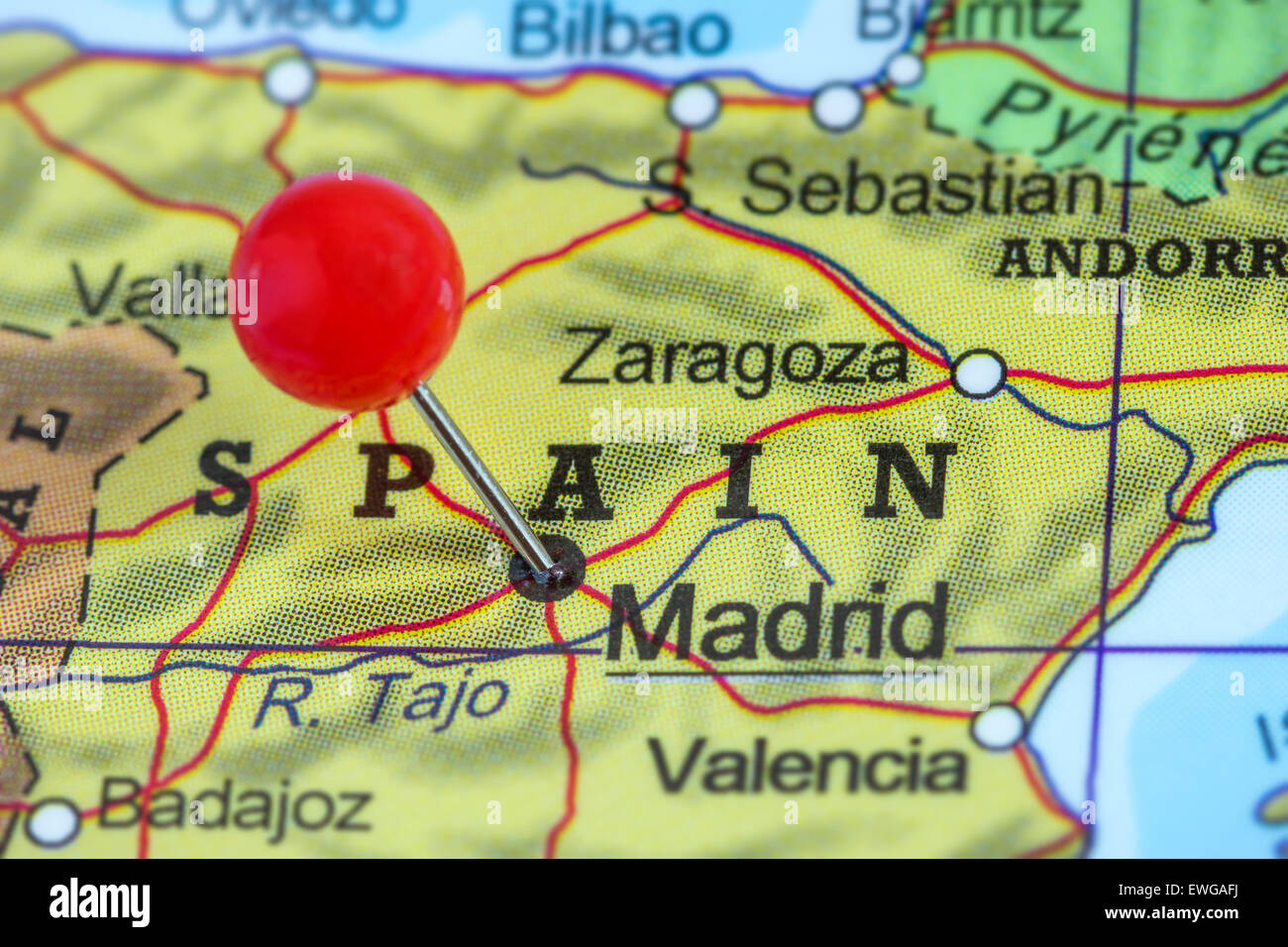 Close-up di una puntina rossa su una mappa di Madrid, Spagna Foto Stock
