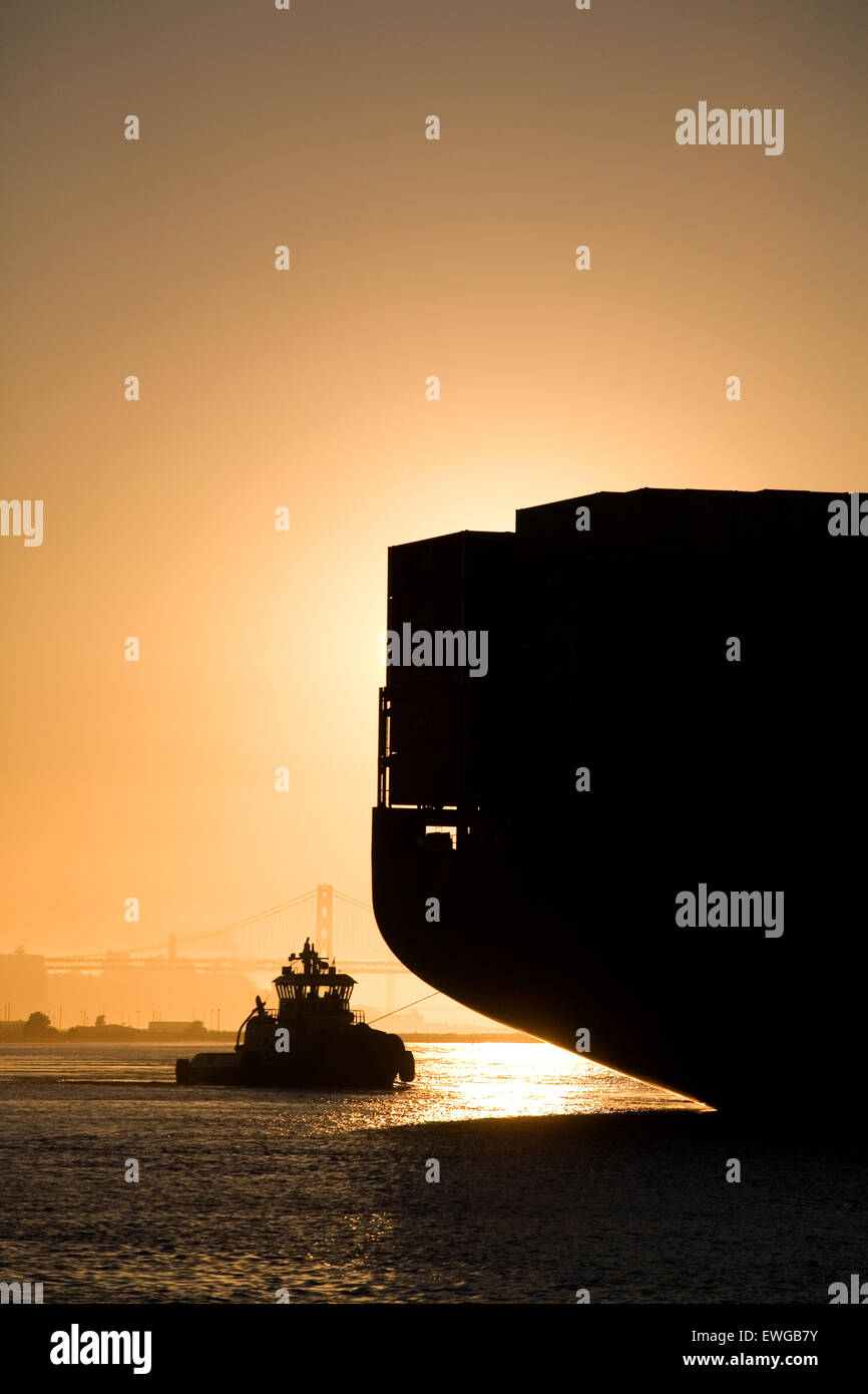 Container e tirare al tramonto Foto Stock