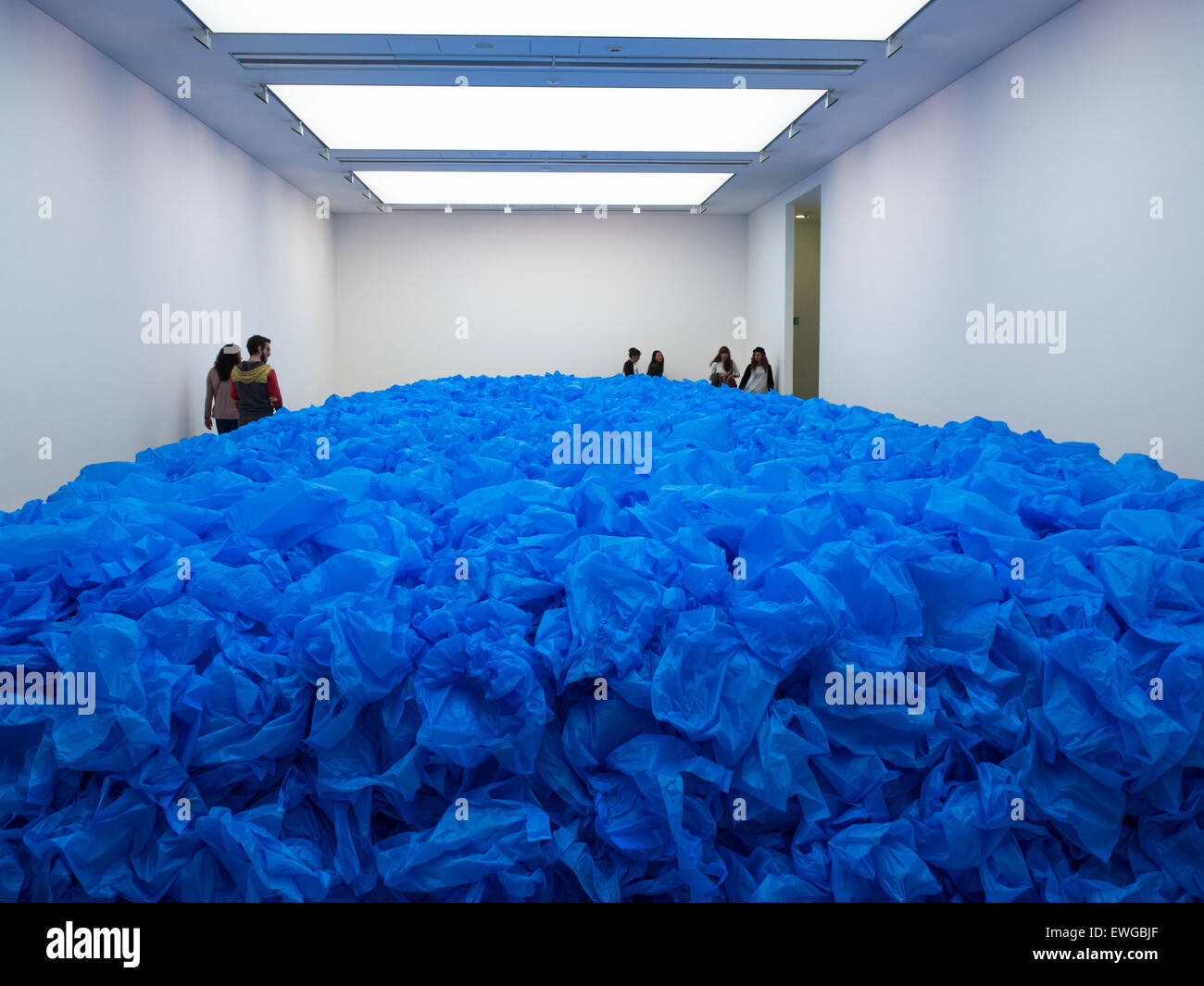 La Saatchi Gallery di Londra. Il riempimento della camera di installazione gigante blu di sacchetti di plastica Foto Stock