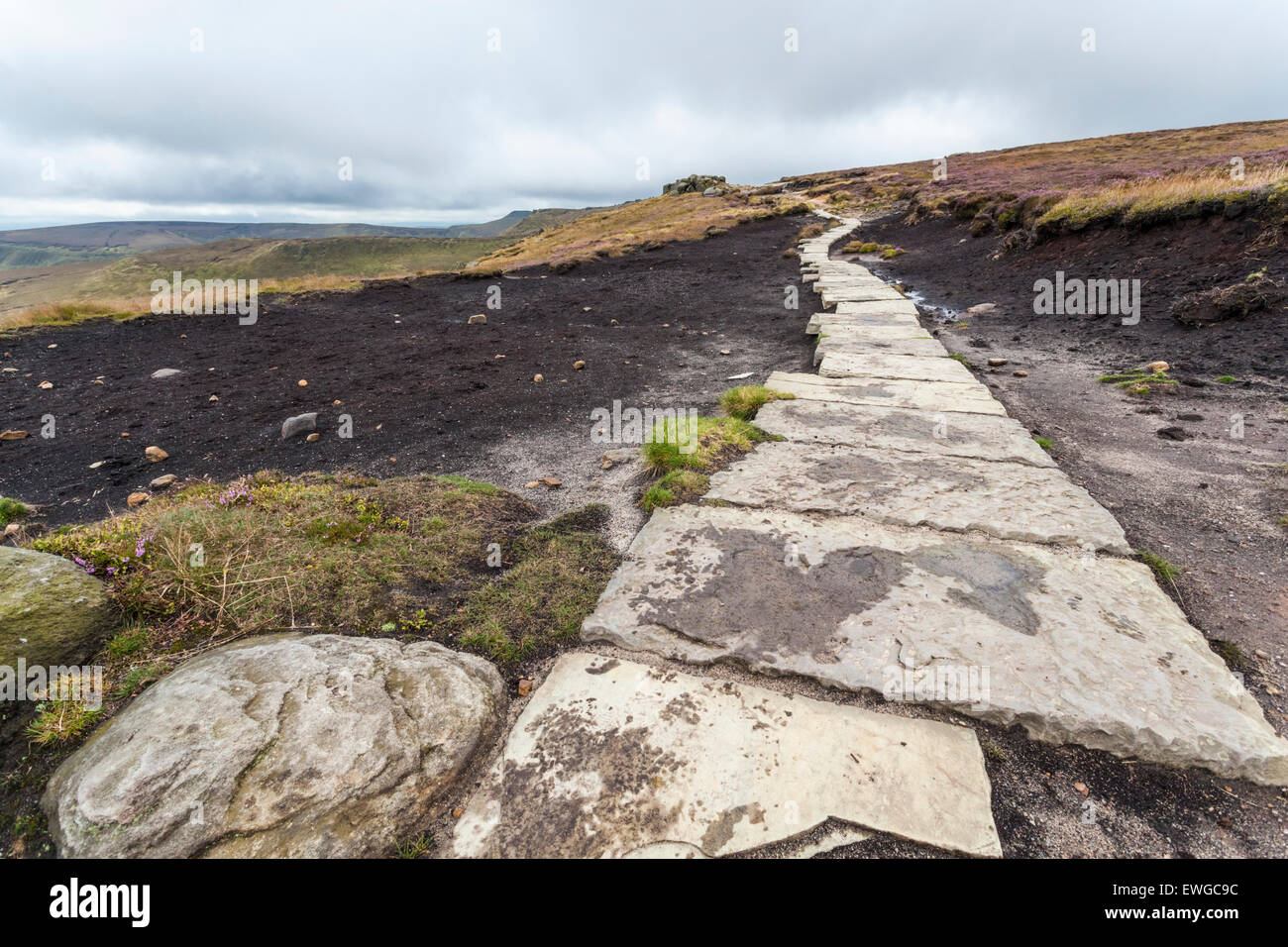 La brughiera di restauro. Un percorso di pietra attraverso un gravemente eroso moro sulla Kinder Scout, Derbyshire, Parco Nazionale di Peak District, England, Regno Unito Foto Stock