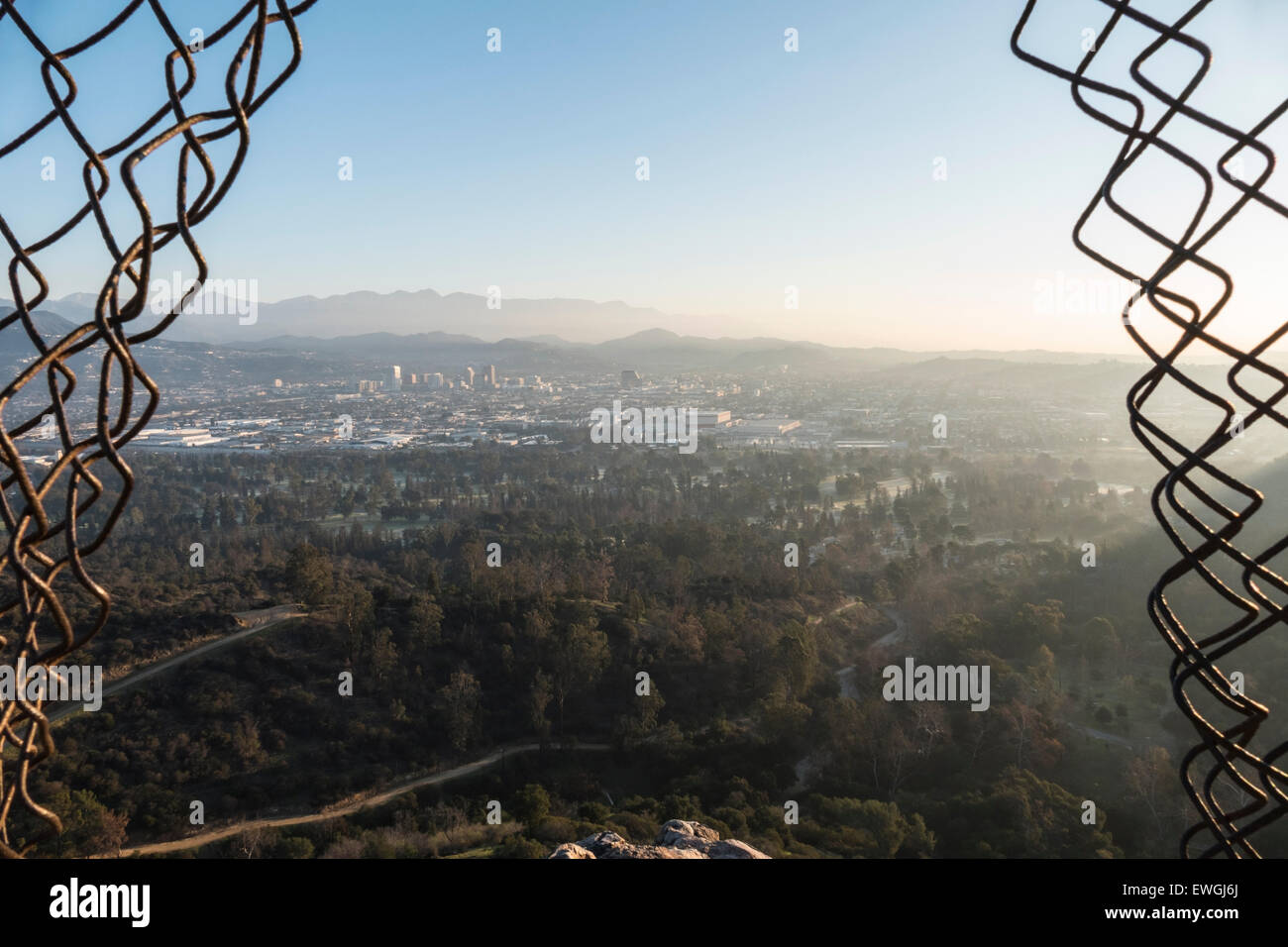 Smoggy fumoso vista la mattina di Los Angeles e a Glendale dalla sommità di Bee Rock in LA's Griffith Park. Foto Stock