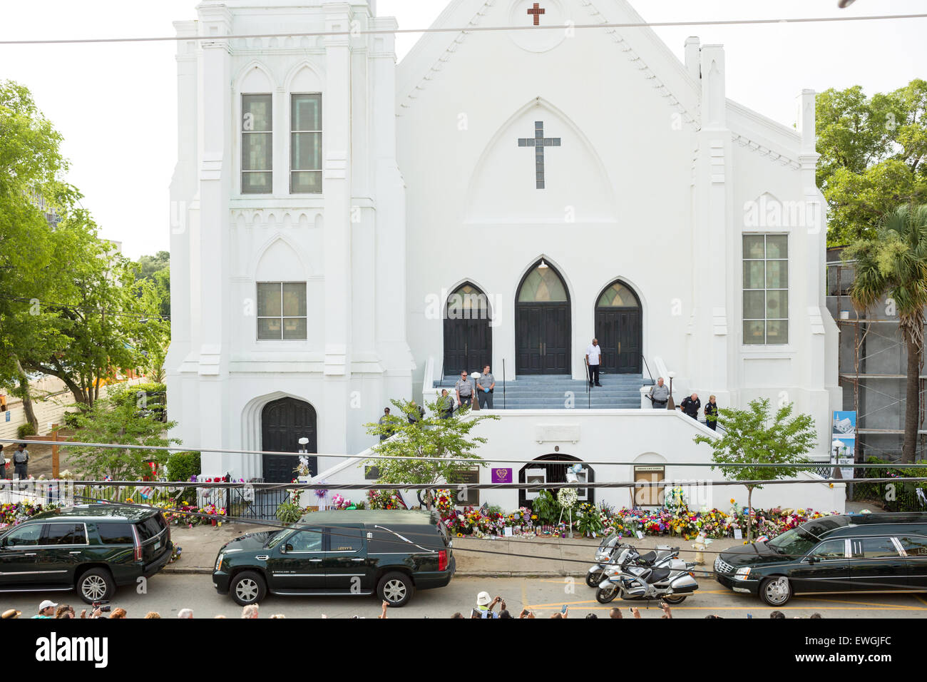 Charleston, Carolina del Sud, Stati Uniti d'America. Il 25 giugno, 2015. Il corteo funebre che porta lo scrigno del Sen. Clementa Pinckney arriva alla storica madre Emanuel metodista africana chiesa episcopale per la visualizzazione pubblica Giugno 25, 2015 a Charleston, Carolina del Sud. La chiesa è il luogo in cui supremazia bianca tetto Dylann uccisi 9 membri presso la storica chiesa nera. Foto Stock