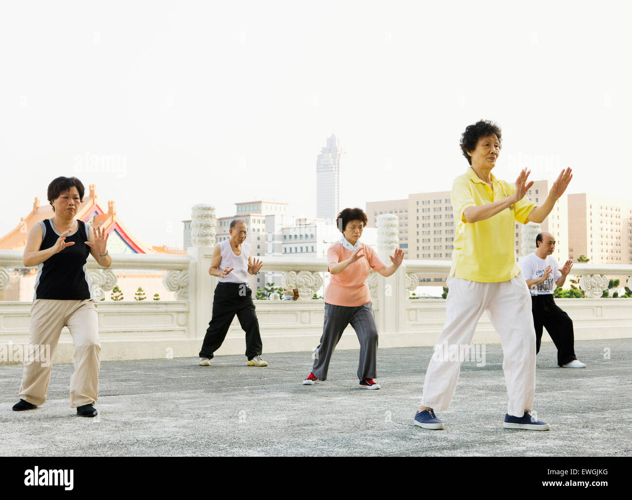 Gruppi di peopleChinese Yuan Ji DanceChiang Kashek Memorial Hall. Taipei, Taiwan. Yuan Ji Danza Foto Stock