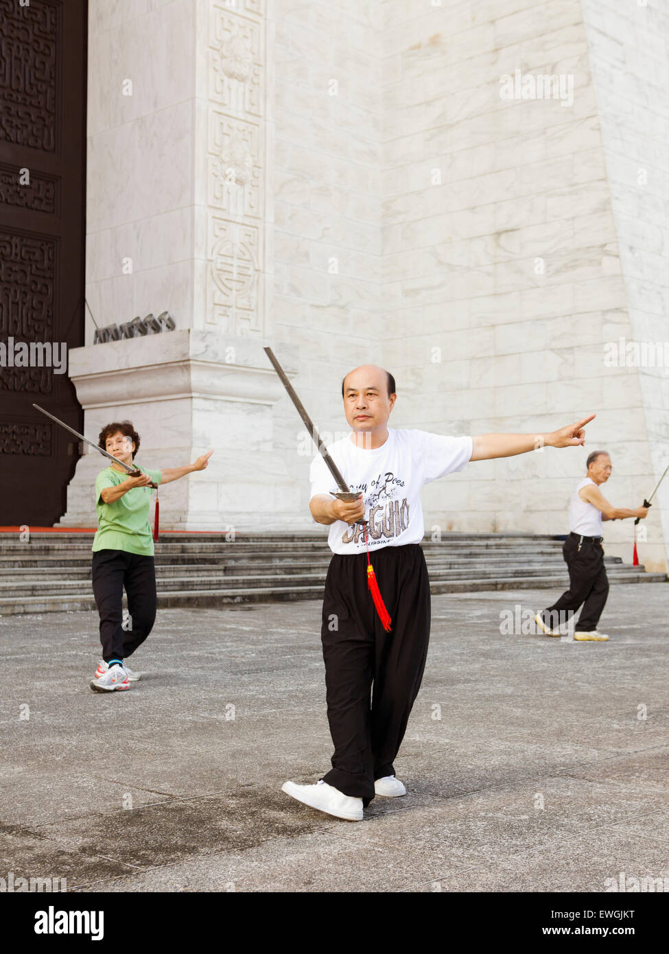 Gruppi di persone a esercitare quotidianamente a Taipei il Chiang Ka-shek Memorial Hall. Taipei, Taiwan. Foto Stock