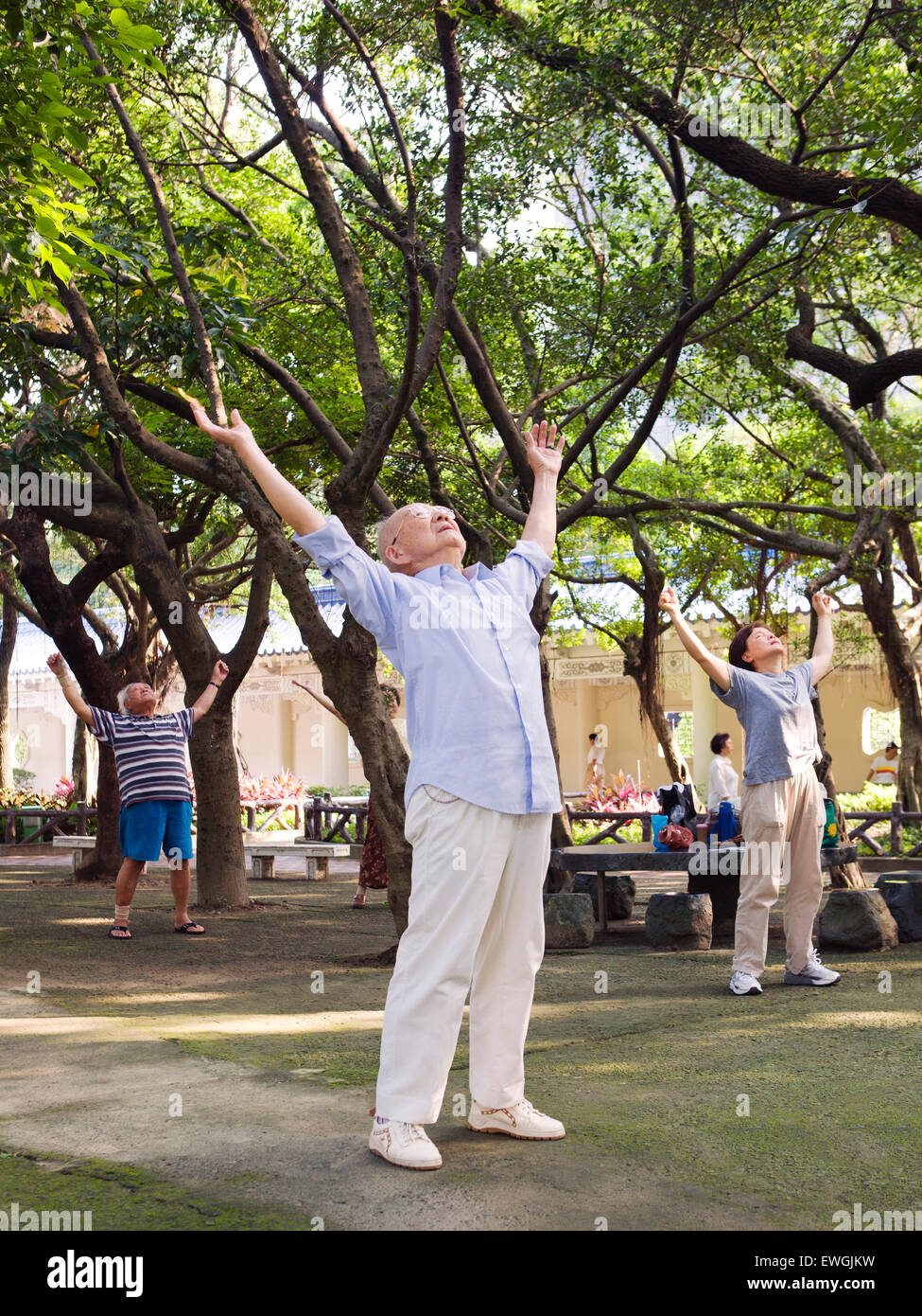 Gruppi di persone a esercitare quotidianamente a Taipei il Chiang Ka-shek Memorial Hall. Taipei, Taiwan. Foto Stock