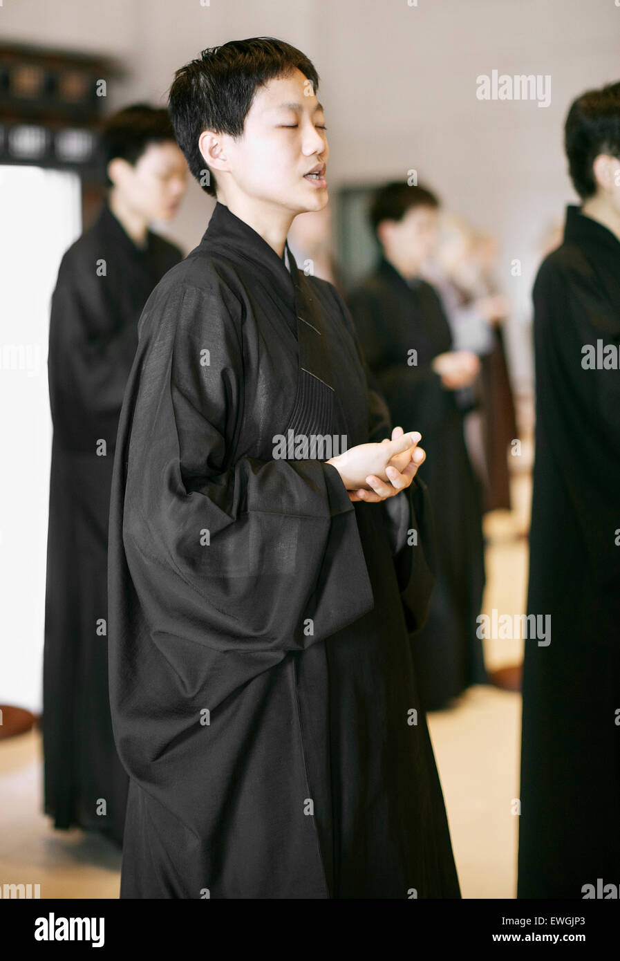 I monaci buddisti pregare e meditare presso il Dharma Drum Mountain monastero. Villaggio Sanjie, Jinshan, Taipei County, Taiwan , R.O.C. Un Foto Stock