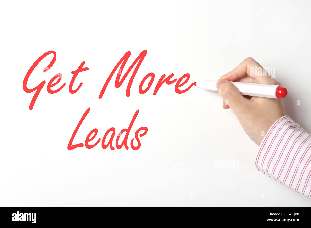 Business donna la scrittura di ottenere di più fili parola su whiteboard Foto Stock