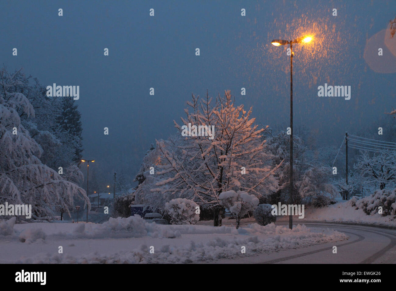 Inverno tempesta di neve di notte Foto Stock