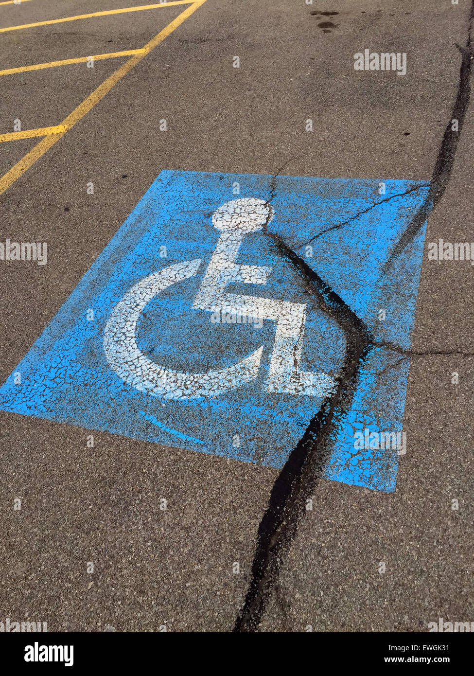 Accesso portatori di handicap su parcheggio. Foto Stock