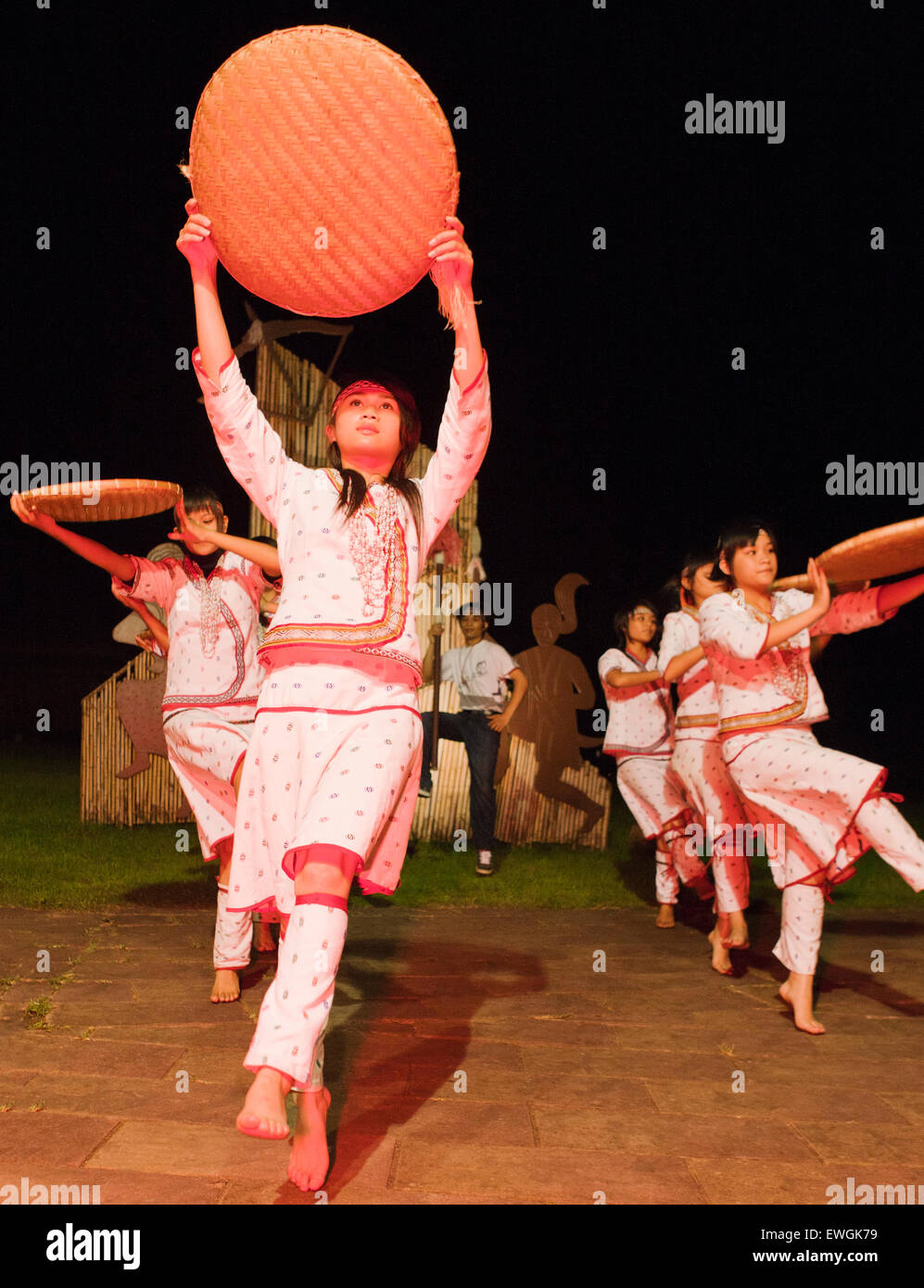 Più in anticipo le danze tribali al Leader Bulowan Hotel. Villaggio Taroko è progettato per essere un piccolo villaggio tribale. Foto Stock