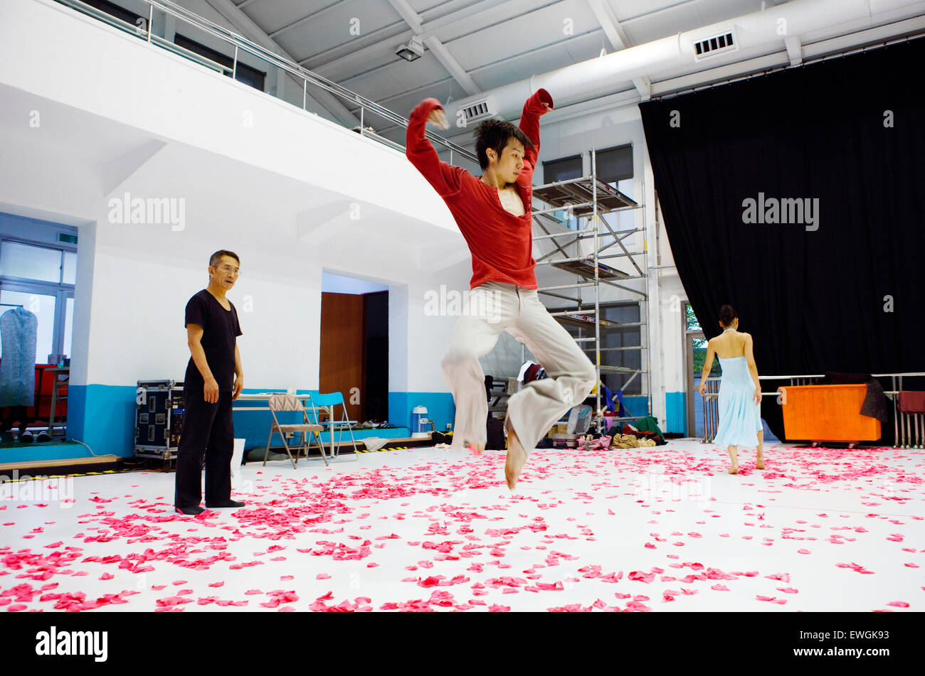 Ballerini con il Cloud Gate Dance Theatre group di Taiwan provano a loro spazio in Taipei. Foto Stock