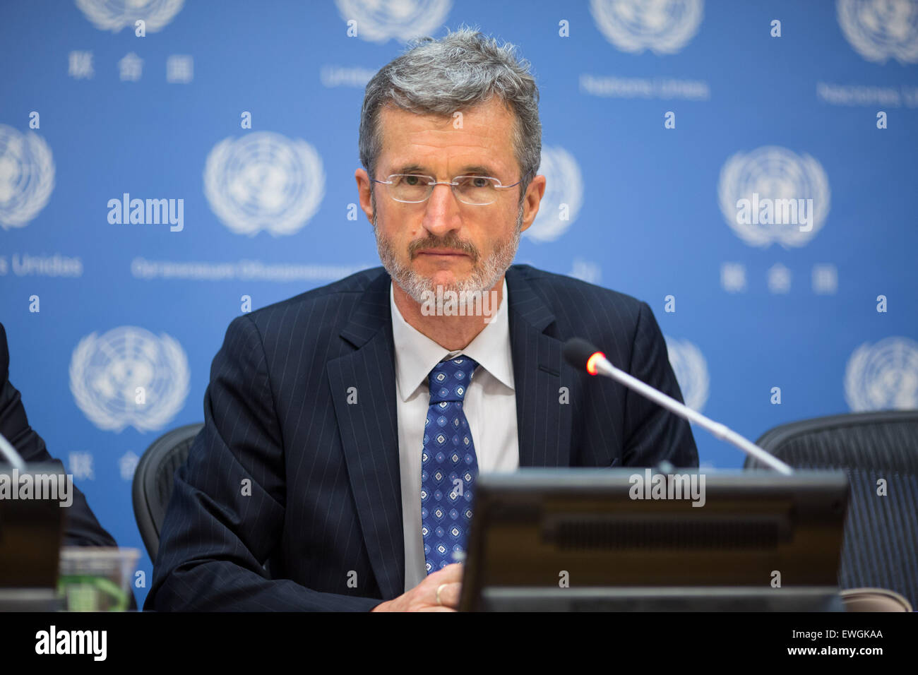 New York, cambiando il mondo' presso la sede delle Nazioni Unite a New York. Il 25 giugno, 2015. Georg Kell, Direttore Esecutivo del Global Compact delle Nazioni Unite, mutandine giornalisti sulla relazione, 'impatto: trasformare il business, cambiando il mondo' presso la sede delle Nazioni Unite a New York, 25 giugno 2015. La relazione è stata pubblicata in concomitanza con il quindicesimo anniversario del Global Compact delle Nazioni Unite -- il più grande del mondo Corporate Sustainability Initiative. Credito: Li Muzi/Xinhua/Alamy Live News Foto Stock