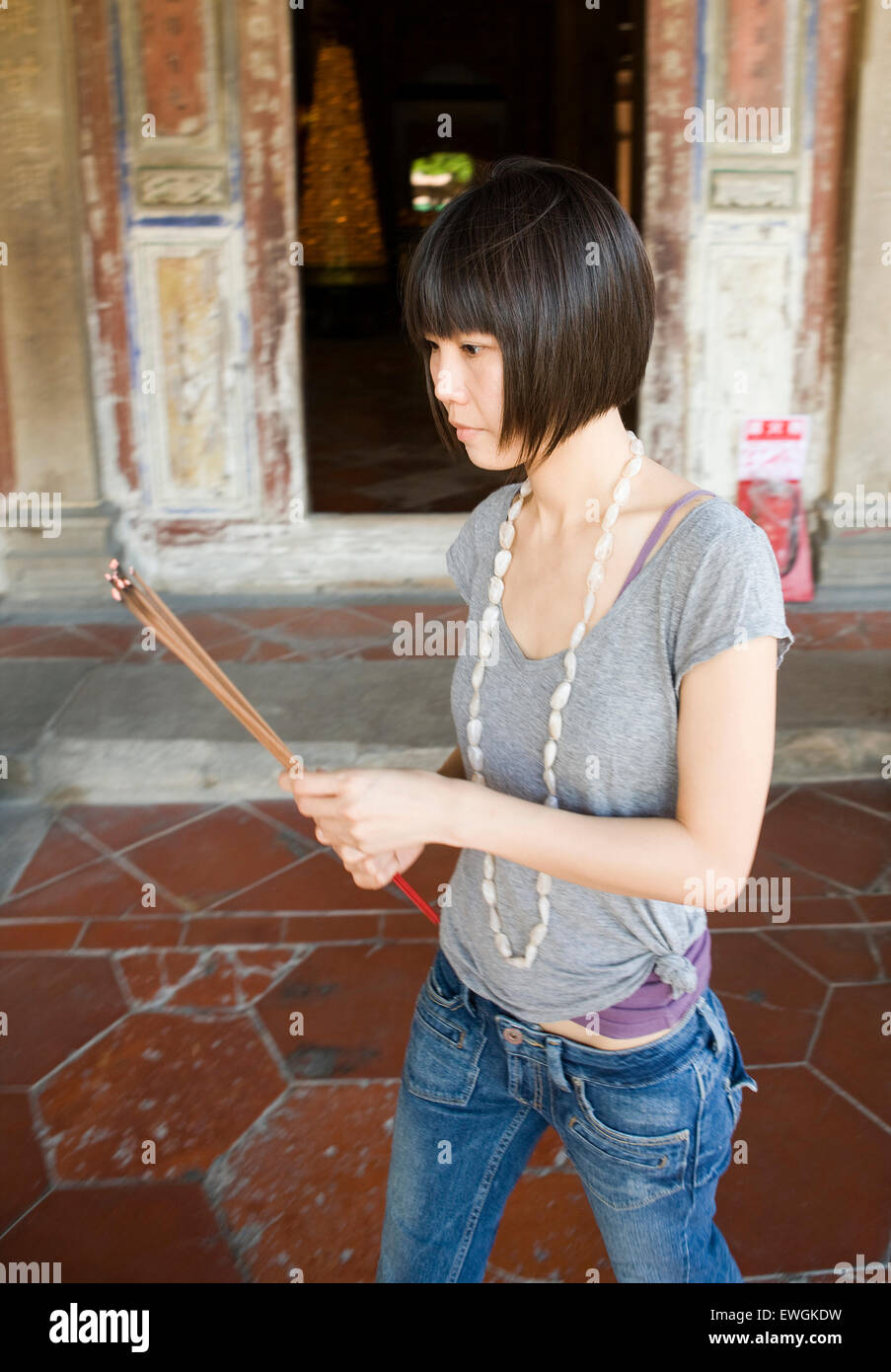Sull offerta di incenso presso il tempio Longshan, Lukang, Taiwan. Foto Stock