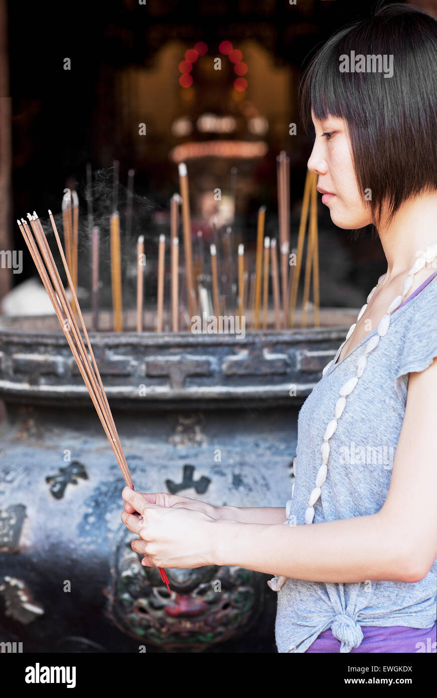 Sull offerta di incenso presso il tempio Longshan, Lukang, Taiwan. Foto Stock