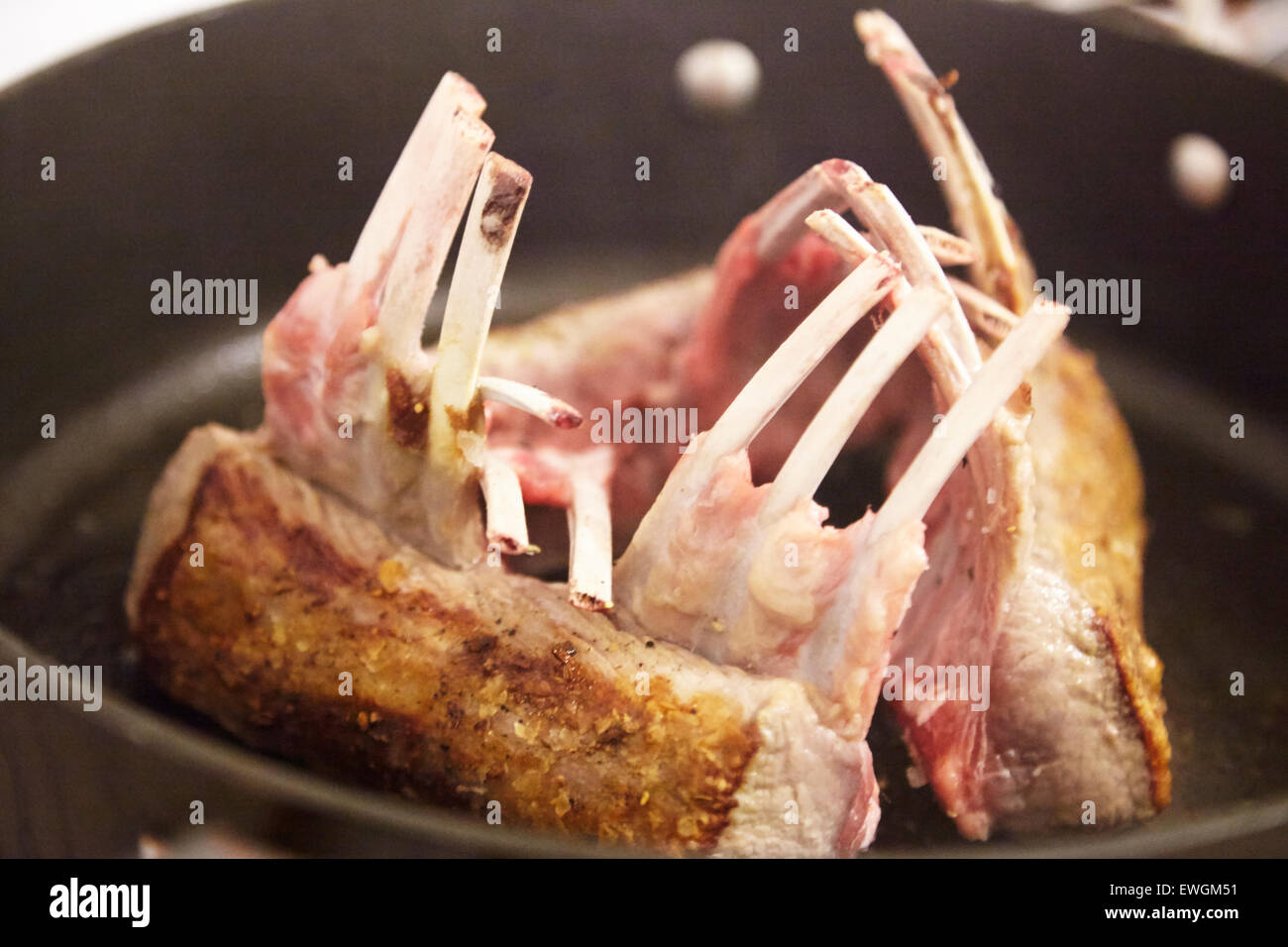 Lamb Chop essendo preparato in una padella Foto Stock