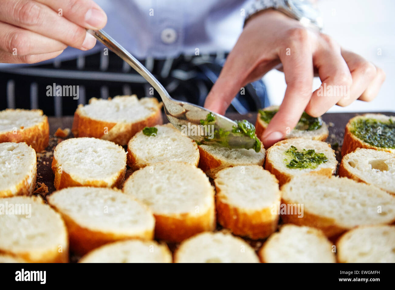 La bruschetta su un pane grigliato aglio olio di oliva sale italian pesto di basilico Foto Stock