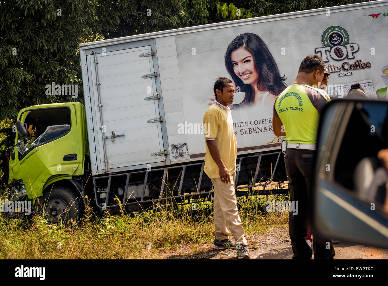 Carrello incidente sulla Bontang-Sangatta Road, East Kalimantan, Indonesia. Foto Stock