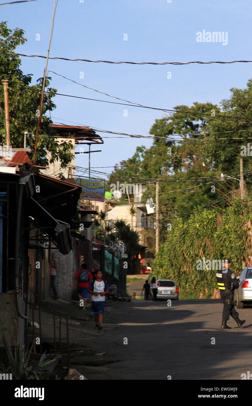 Alajuela. Il 23 giugno, 2015. Immagine presa il 23 giugno 2015 mostra un poliziotto a guardia del quartiere noto come 'El Infiernillo' in Santa Rita, Alajuela in Costa Rica. Elementi delle forze di sicurezza hanno reso le installazioni di grandi dimensioni nella zona in settimane recenti per la lotta contro la droga e la violenza gruppi dediti al traffico di stupefacenti. Il 26 Giugno la Giornata Internazionale contro l abuso e il traffico illecito di droghe è celebrato. © Kent Gilbert/Xinhua/Alamy Live News Foto Stock