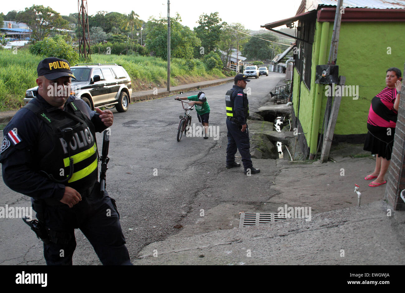 Alajuela. Il 23 giugno, 2015. Immagine presa il 23 giugno 2015 mostra poliziotti a guardia del quartiere noto come 'El Infiernillo' in Santa Rita, Alajuela in Costa Rica. Elementi delle forze di sicurezza hanno reso le installazioni di grandi dimensioni nella zona in settimane recenti per la lotta contro la droga e la violenza gruppi dediti al traffico di stupefacenti. Il 26 Giugno la Giornata Internazionale contro l abuso e il traffico illecito di droghe è celebrato. © Kent Gilbert/Xinhua/Alamy Live News Foto Stock