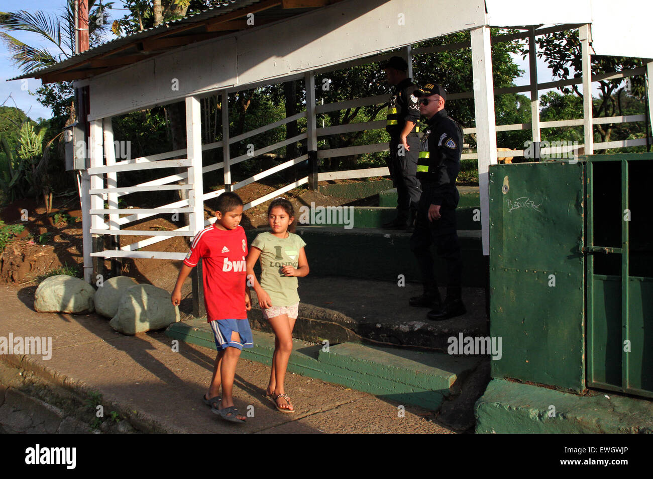 Alajuela. Il 23 giugno, 2015. Immagine presa il 23 giugno 2015 mostra poliziotti a guardia del quartiere noto come 'El Infiernillo' in Santa Rita, Alajuela in Costa Rica. Elementi delle forze di sicurezza hanno reso le installazioni di grandi dimensioni nella zona in settimane recenti per la lotta contro la droga e la violenza gruppi dediti al traffico di stupefacenti. Il 26 Giugno la Giornata Internazionale contro l abuso e il traffico illecito di droghe è celebrato. © Kent Gilbert/Xinhua/Alamy Live News Foto Stock